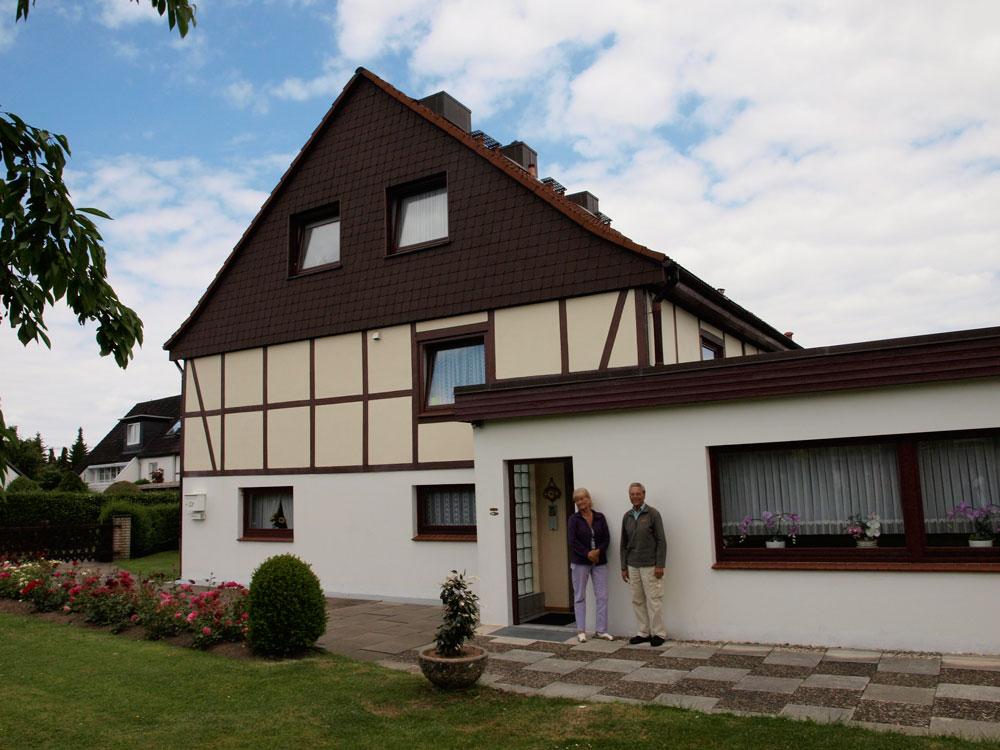 Familie Meier vor ihrem Haus