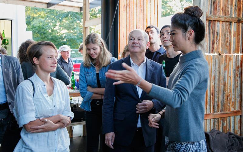 Students give the first mayor of the Free and Hanseatic City of Hamburg a tour through the exhibition.